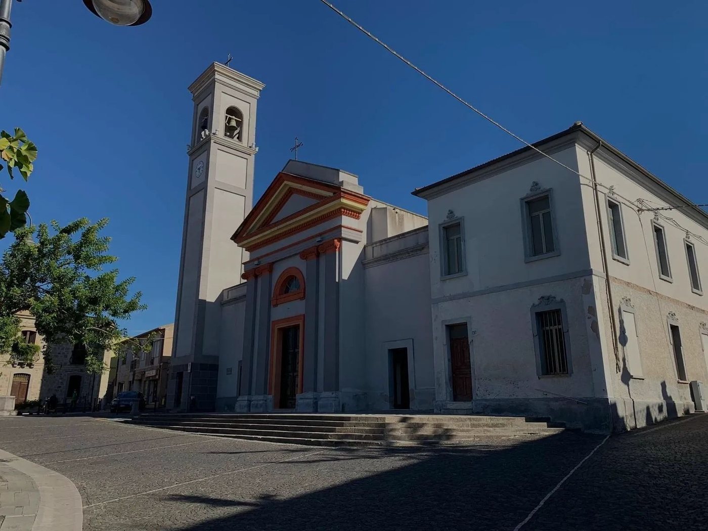 Chiesa parrocchiale affacciata sulla piazza di un centro del Medio Campidano